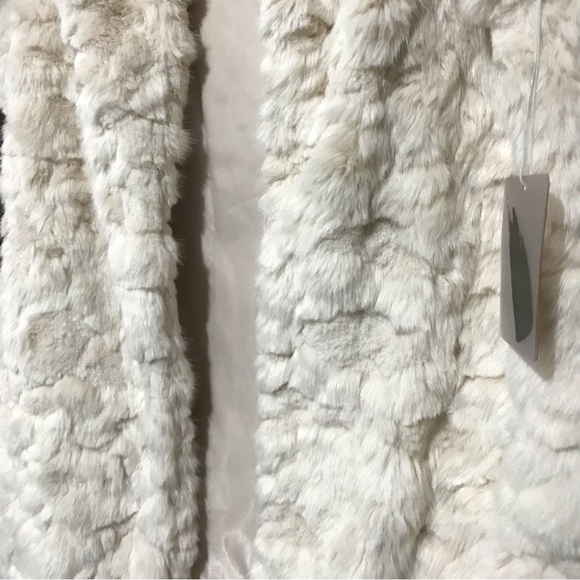 Forever 21 Faux Fur Vest Medium NWT - Picture 5 of 5